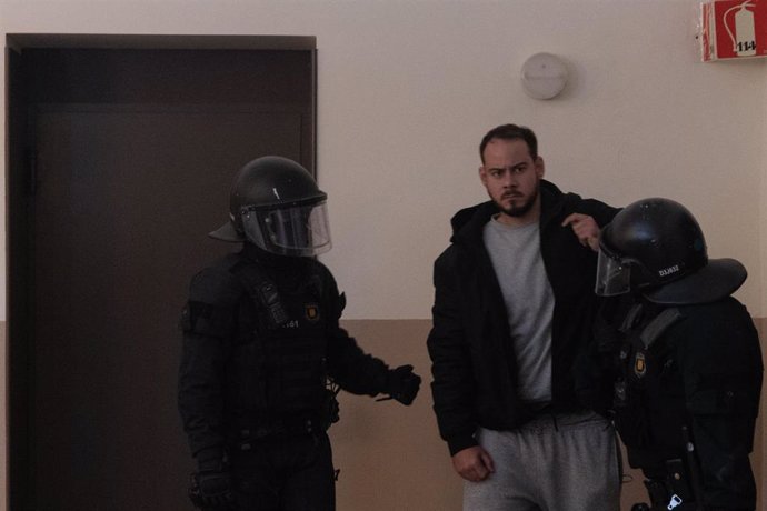 Los Mossos se llevan detenido a Pablo Hasel, en Lleida, Cataluña (España) 