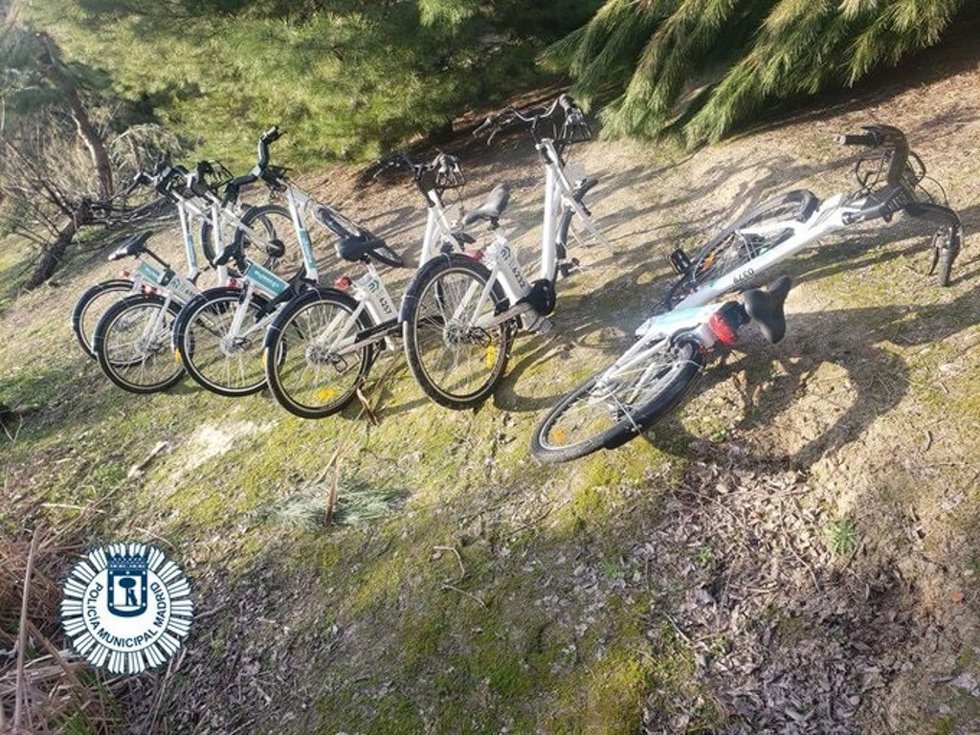 Pillan a un grupo de menores desguazando bicicletas de BiciMad en un parque de Madrid