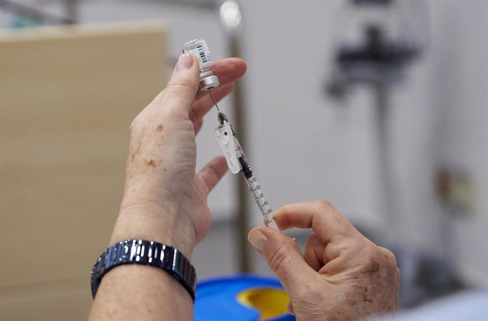 Una sanitaria sostiene el material necesario para la aplicación de la segunda dosis de la vacuna de Pfizer-BioNTech contra la Covid-19 en el Hospital Universitario Marqués de Valdecilla, en Santander, Cantabria (España), a 12 de febrero de 2021. Hace má