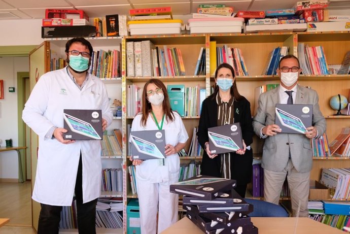Visita de Mercedes García Paine y Carlos Bautista a las aulas hospitalarias del Materno Infantil de Málaga