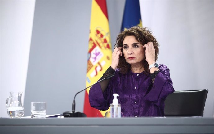 La ministra portavoz y de Hacienda, María Jesús Montero, interviene durante una rueda de prensa posterior al Consejo de Ministros en Moncloa, Madrid (España), a 9 de febrero de 2021.