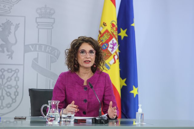La portavoz del Gobierno y ministra de Hacienda, María Jesús Montero comparece en rueda de prensa posterior al Consejo de Ministros celebrado en Moncloa, en Madrid (España), a 16 de febrero de 2021.