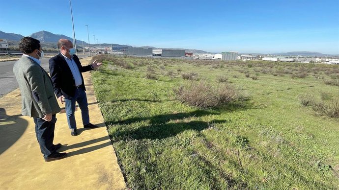 Alcalde de Antequera, Manuel Barón, en los terrenos de la nueva fábrica de Lumon