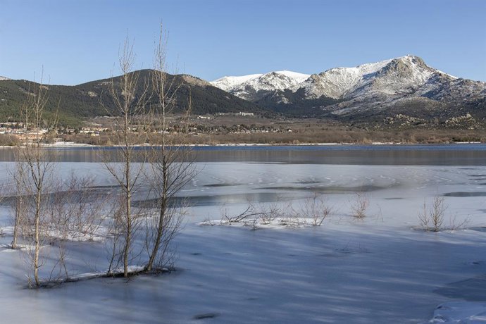 Picos de La Maliciosa y Bola del Mundo en la Sierra de Guadarrama desde el embalse de Navacerrada, en la localidad de Navacerrada, Madrid (España), a 17 de enero de 2021. El temporal provocado por la borrasca 'Filomena' ha hecho que las aguas de numeros