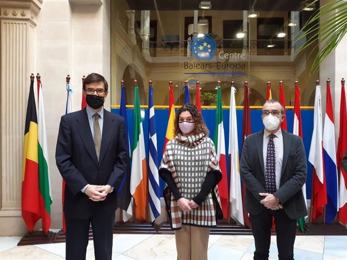 (I-D) El Secretario De Estado Para La Unión Europea, Juan González-Barba; La Consellera De Hacienda Y Relaciones Exteriores, Rosario Sánchez, Y El Vicepresidente Del Govern Y Conseller De Transición Energética Y Sectores Productivos, Juan Pedro Yllanes.