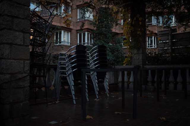 Sillas vacías en una terraza de una céntrica calle de Barcelona.