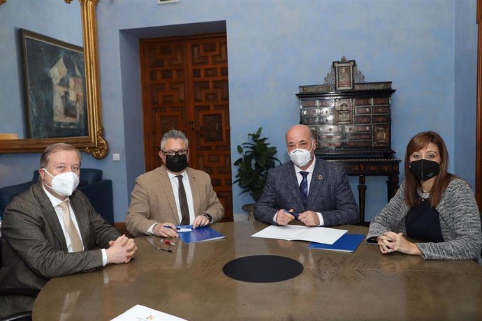 El presidente de la Diputación, Antonio Ruiz (segundo por la dcha.), y el alcalde de Puente Genil, Esteban Morales (tercero), en la firma del acuerdo.