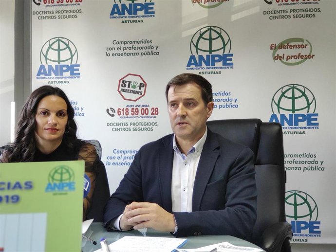 La coordinadora del servicio de defensor del profesor de ANPE, Montserrat Fernández y el presidente de ANPE Asturias, Gumersindo Rodríguez en rueda de prensa.