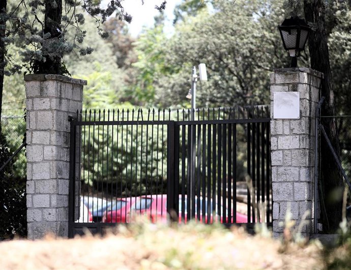 Puerta del centro de primera acogida de menores extranjeros no acompañados (menas) situado en la zona de Casa de Campo, en Madrid (España).