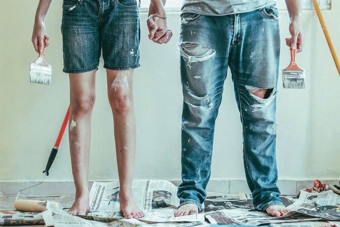 Pintando la casa en pareja