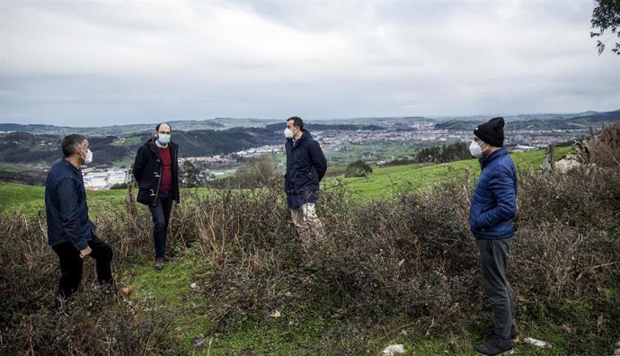 El concejal de Medio Ambiente y los representantes de la Junta de Viérnoles presentan el proyecto en el Dobra
