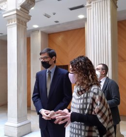 El secretario de Estado para la Unión Europea, Juan González-Barba, junto a la consellera de Hacienda  y Relaciones  Exteriores, Rosario Sánchez y el vicepresidente del Govern, Juan Pedro Yllanes.