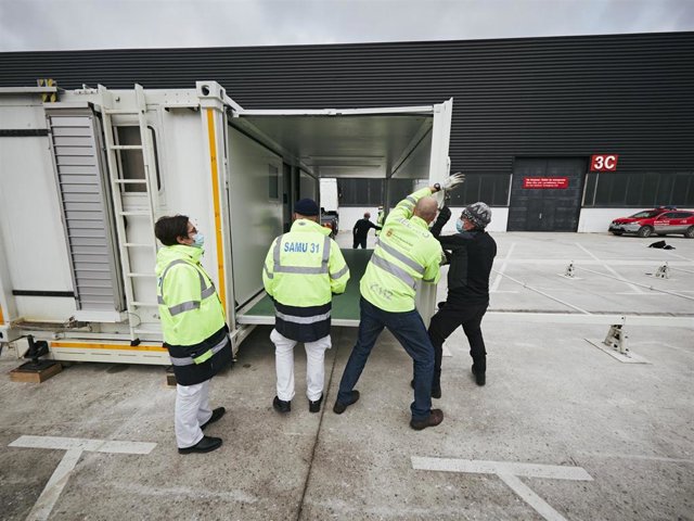 Profesionales sanitarios acondicionan el hospital móvil que recorre diferentes localidades navarras con el objetivo de apoyar la vacunación COVID-19 en la Comunidad Foral en el Recinto ferial de Navarra (REFENA).