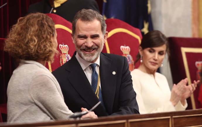 (I-D) La presidenta del Congreso, Meritxell Batet; el Rey Felipe VI; y la Reina Letizia, en el Congreso de los Diputados durante la Solemne Sesión de Apertura de la XIV Legislatura, en Madrid (España), a 3 de febrero de 2020.