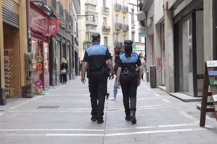 Agentes de la Policía Municipal por una calle de Pamplona
