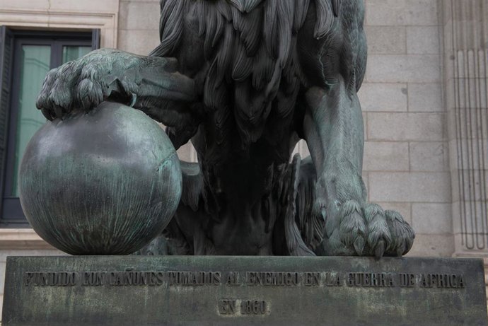 Detalle de una estatua de un león en la entrada del Congreso de los Diputados 