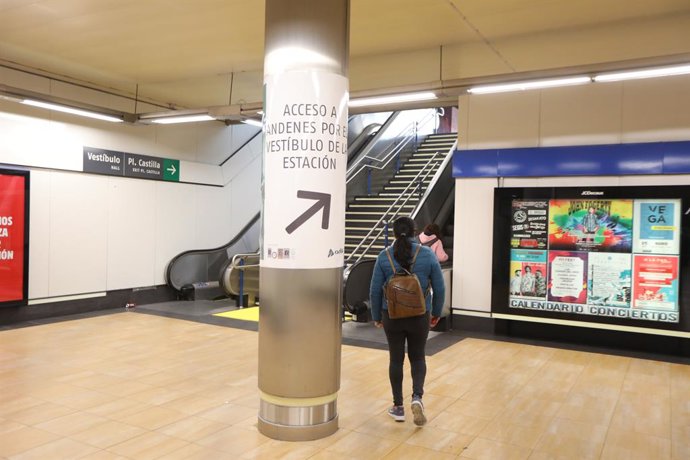 Una persona en la Estación de Chamartín.