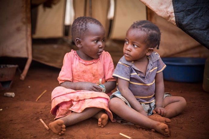 Dos hermanas de Burundi sentadas en un campamento de refugiados en Tanzania