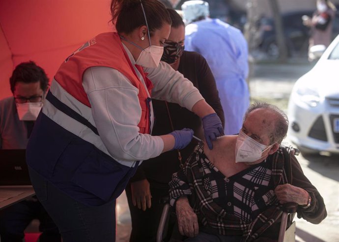 Un hombre mayor de 90 años recibe la vacuna de Pfizer contra la Covid-19