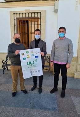 José María Urbano flanqueado por el alcalde, Juan Morillo, y el concejal de Juventud, José Miguel Jiménez