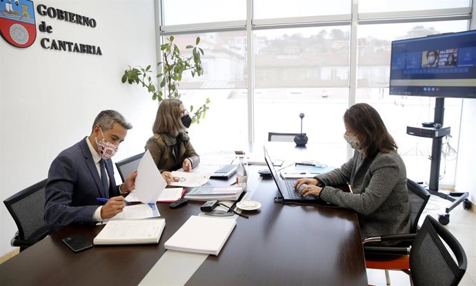 El vicepresidente y consejero de Universidades, Igualdad, Cultura y Deporte, Pablo Zuloaga, preside por videoconferencia la reunión del Pleno del Observatorio de Igualdad de Género