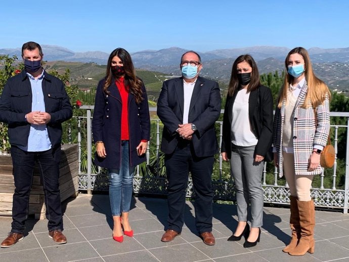 Visita de la delegada de Turismo, Nuria Rodríguez, a Iznate (Málaga)