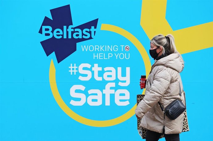 Una mujer con mascarilla en Belfast