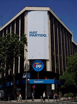 Foto de la fachada del PP con el lema 'Hay Partido'.