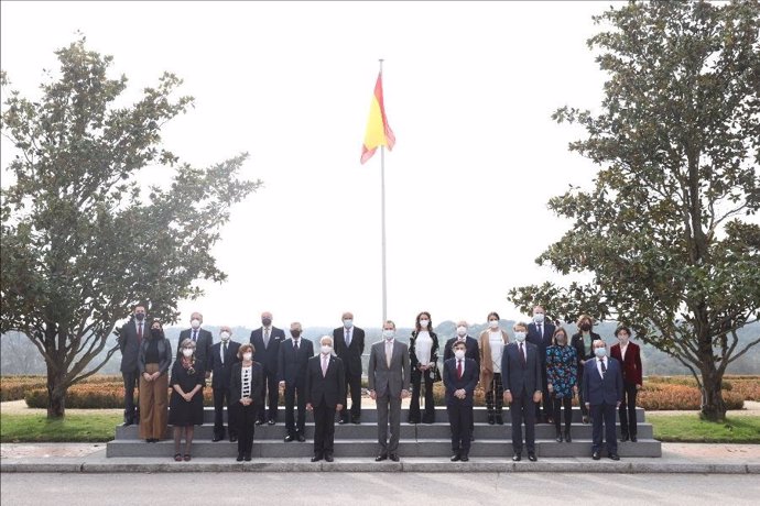 Fotografía de grupo de Su Majestad El Rey con la junta directiva de la Asociación Española de Fundaciones