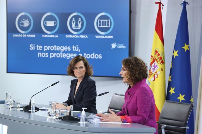 La vicepresidenta primera y ministra de Presidencia, Relaciones con las Cortes y Memoria Democrática, Carmen Calvo (i) y la portavoz del Gobierno y ministra de Hacienda, María Jesús Montero (d)