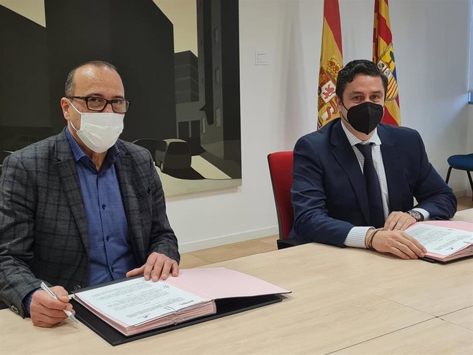 Firma del convenio entre el Gobierno de Aragón y la Fundación 'la Caixa'.