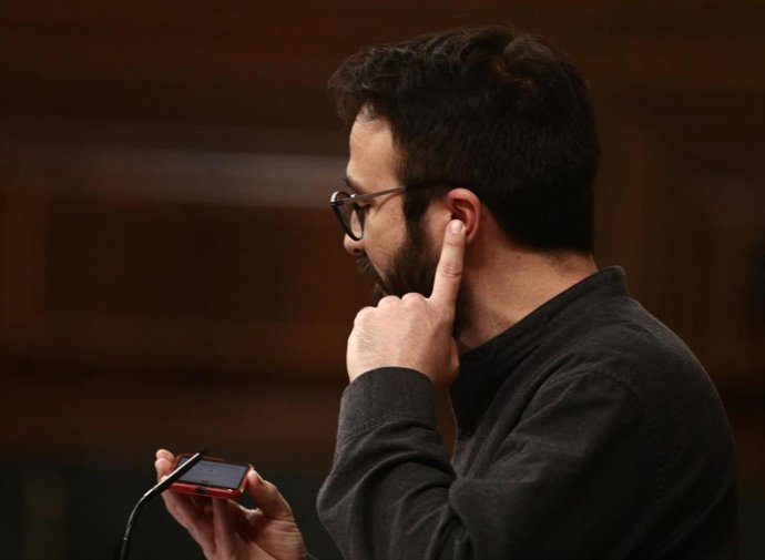 El diputado de la CUP Albert Botrán interviene en una sesión plenaria en el Congreso de los Diputados, en Madrid (España), a 16 de febrero de 2021. Esquerra Republicana (ERC) reclama este martes al Gobierno en el Congreso que se avenga a buscar un acuer
