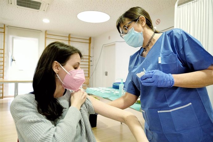 Catalunya empieza a vacunar a docentes esta semana