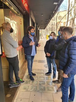 El regidor de Promoción Económica y Empleo de Cort, Rodrigo Romero, durante su visita con Afedeco.