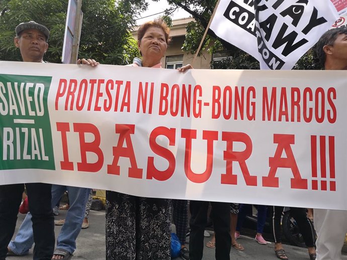 Manifestación de seguidores de la vicepresidenta Leni Robredo frente al Supremo de Filipinas contra los intentos de Ferdinand 'Bong-Bong' Marcos Jr por revertir los resultados de las elecciones de 2016