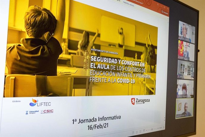 El consejero municipal de Urbanismo del Ayuntamiento de Zaragoza, Víctor Serrano, en reunión telemática con expertos de la UZ y representantes de los colegios públicos para estudiar el protocolo de calidad del aire en las aulas