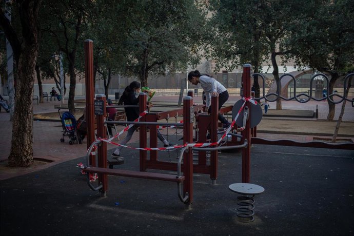 Niños juegan en un parque de Barcelona, Catalunya (España), a 16 de octubre de 2020. 