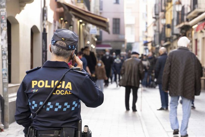 Un policía local de Logroño durante el primer día de reapertura de la hostelería en la ciudad, en Logroño (España), 
