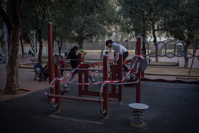 Nens juguen en un parc de Barcelona. Catalunya (Espanya), 16 d'octubre del 2020. 