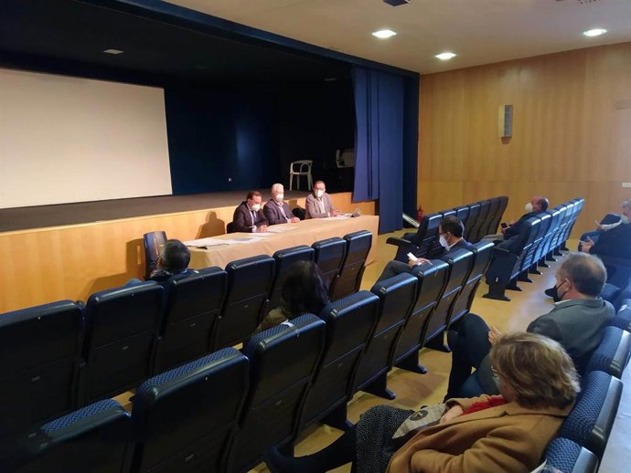 Los responsables de Carreteras y Cohesión Territorial de la Diputación de Córdoba, Francisco Palomares y Juan Díaz, respectivamente, en una reunión con los alcaldes de la zona norte.