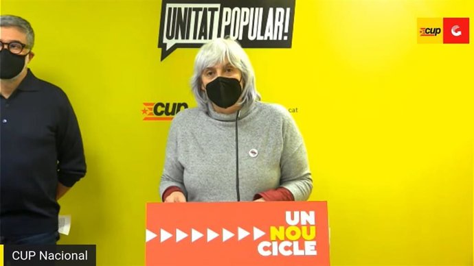 La candidata de la CUP, Dolors Sabater, junto a Carles Riera en una rueda de prensa.