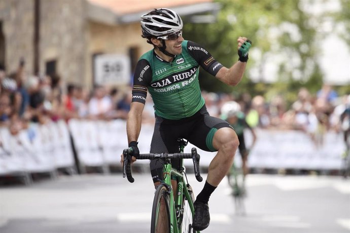 Jon Aberasturi, ciclista del Caja Rural-Seguros RGA, celebra su victoria en el Circuito de Getxo 2019