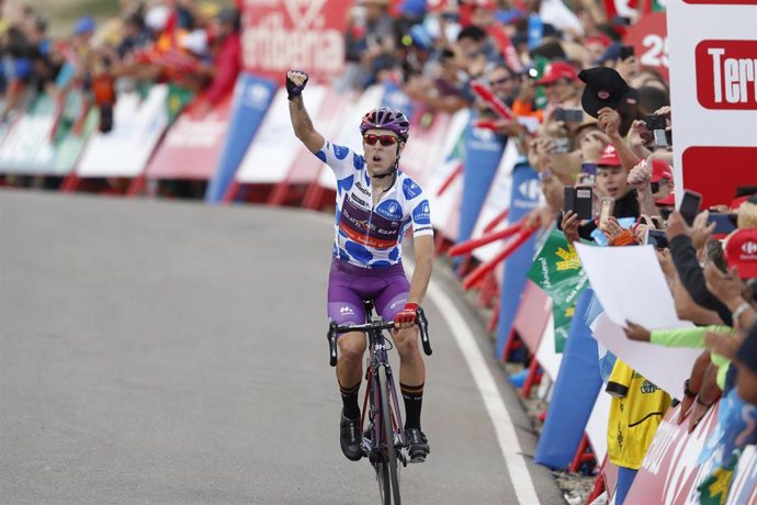 Angel Madrazo, del Burgos BH, celebra su victoria en una etapa de la Vuelta 2019