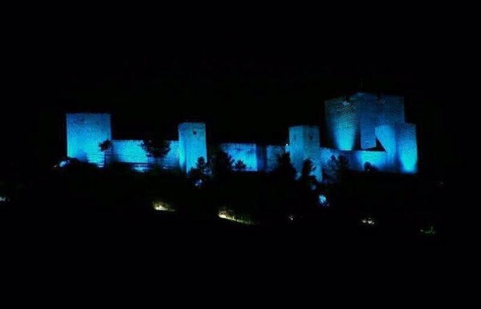 El Castillo de Santa Catalina iluminado de azul.