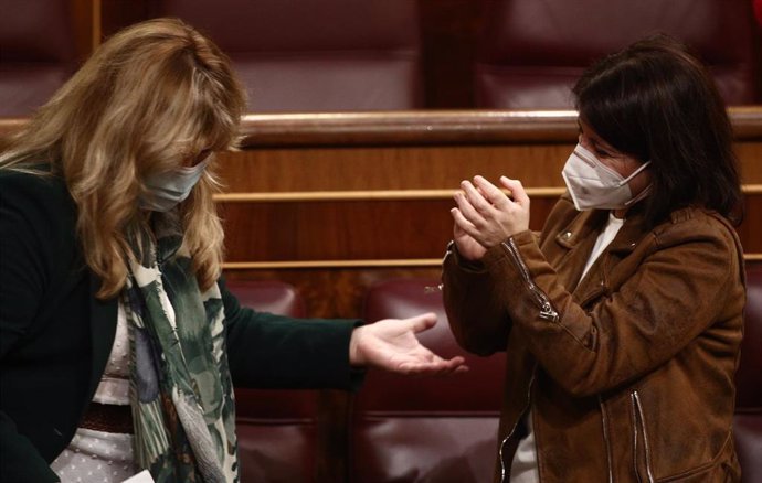 La diputada socialista Beatriz Carrillo recibe el aplauso de la portavoz parlamentaria del PSOE, Adriana Lastra, tras el debate de la Proposición de Ley de Igualdad de Trato