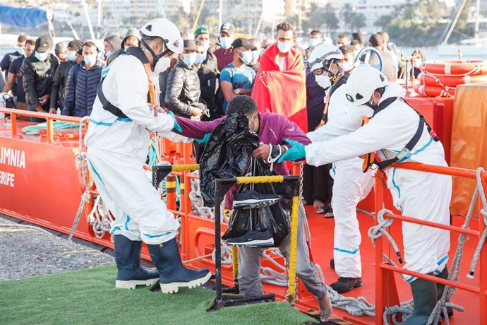 Trabajadores de Cruz Roja ayudan en el Muelle a trasladar a migrantes que han interceptado en aguas canarias, en Gran Canaria, Canarias, (España), a 9 de octubre de 2020. 