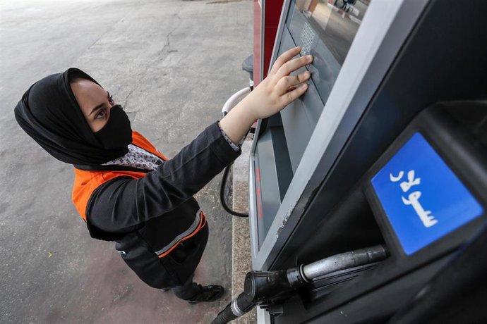 Una joven palestina trabaja en una estación de servicio