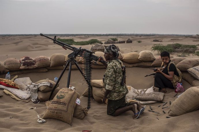 Milicianos de la coalición liderada por Arabia Saudí vigilan el frente en busca de francotirados hutíes en una imagen de archivo de la guerra de Yemen