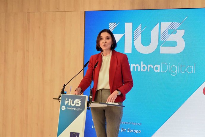 La ministra de Industria, Comercio y Turismo, Reyes Maroto, interviene durante la inauguración del Hub Cambra Digital de la Cámara de Barcelona, en Barcelona, Catalunya (España), a 16 de febrero de 2021.
