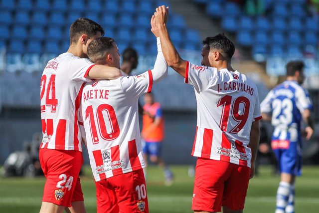 Jorge Cuenca, Ager Aketxe y Joao Carvalho celebran un gol del Almería esta temporada